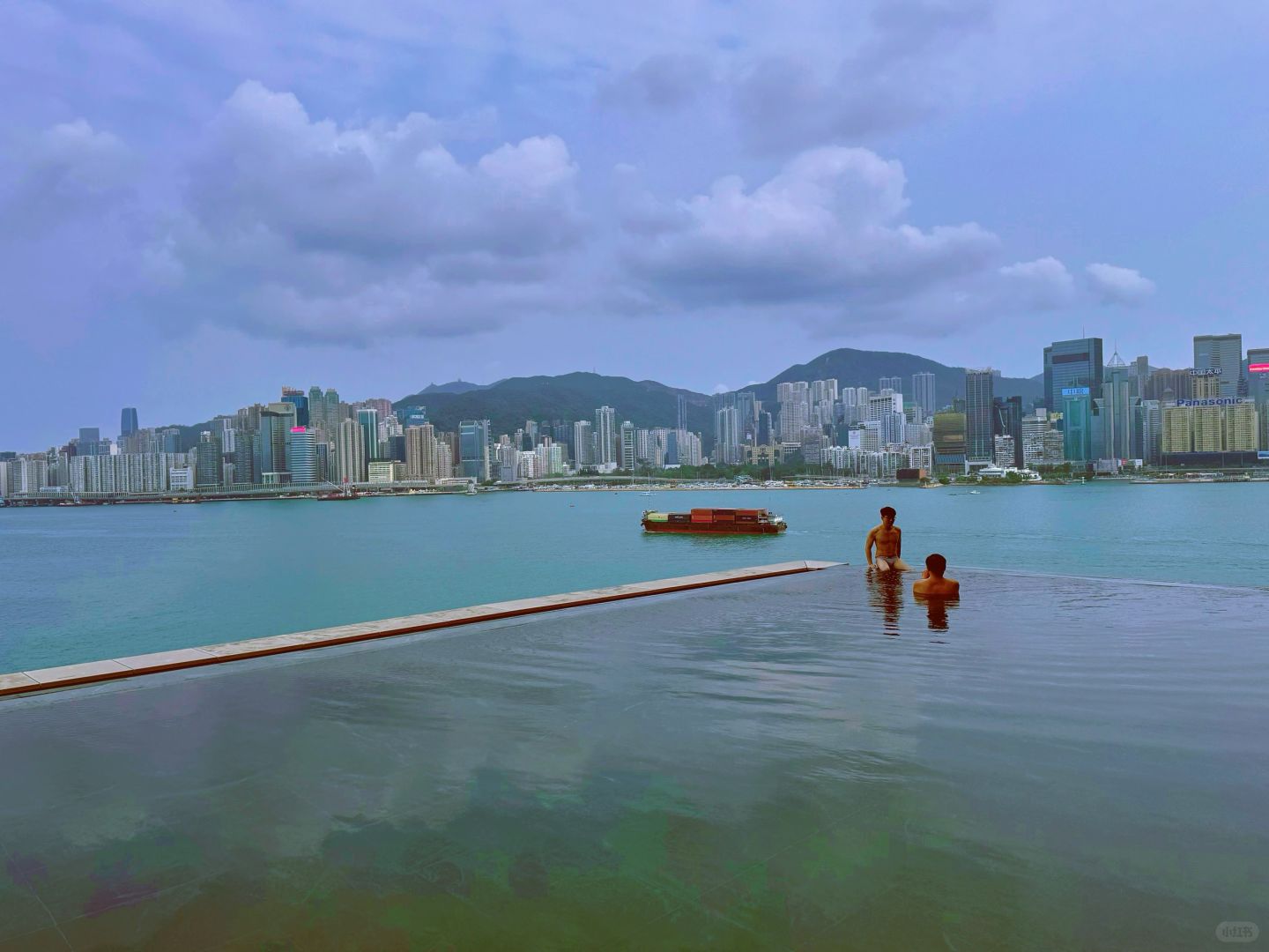 Hong kong-Check in at Hong Kong's magnificent infinity pool, three girls' travel records in Hong Kong