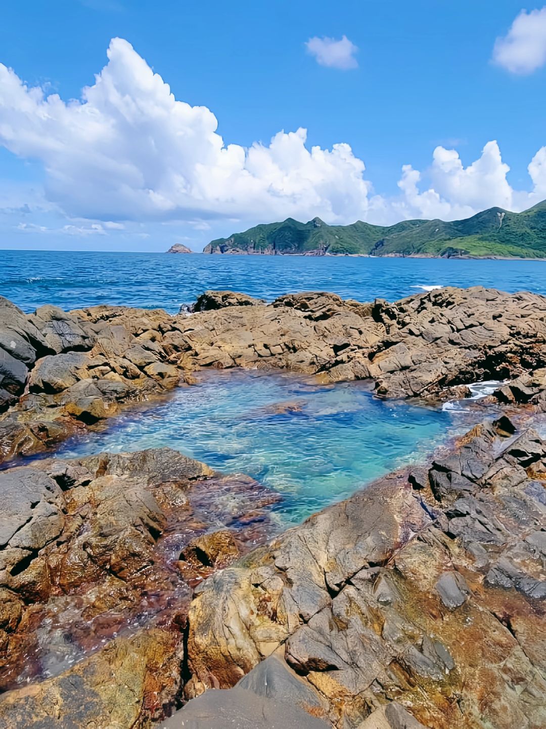 Hong kong-Welcome to Hong Kong, the water of Huangmaozhou Island is as transparent as glass