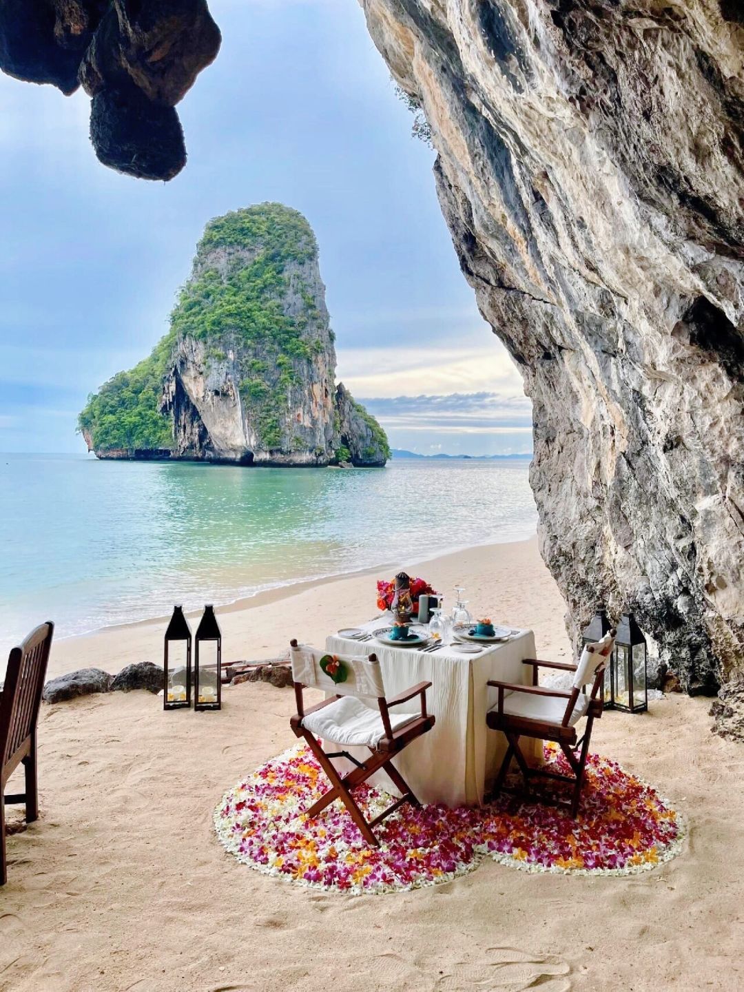 Krabi-Rayavadee Hotel in the center of Krabi's Phranang Peninsula, a popular cave restaurant