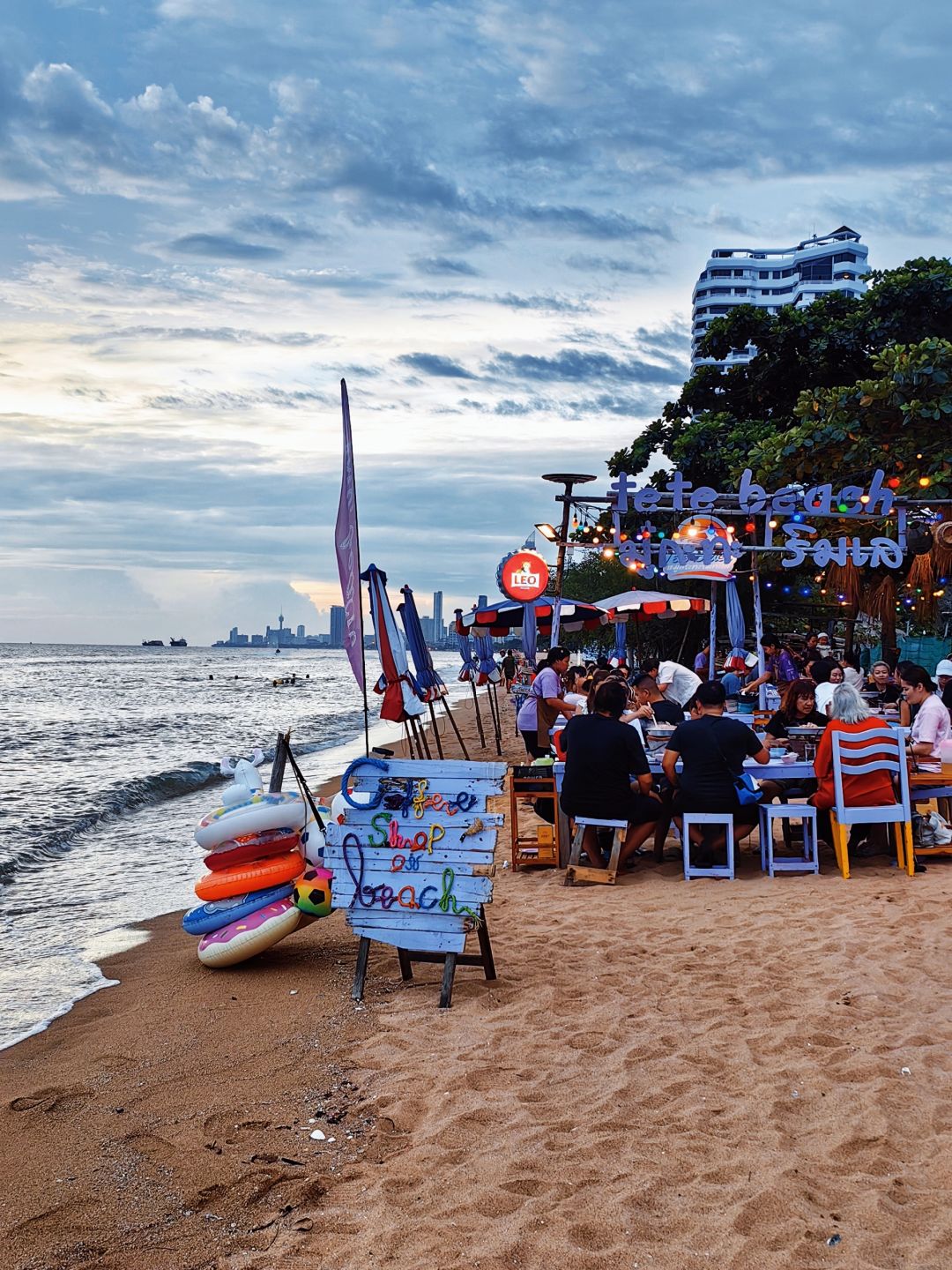 Pattaya-30 fun experiences in Pattaya, see the clear water and feed the fish on Larn Island