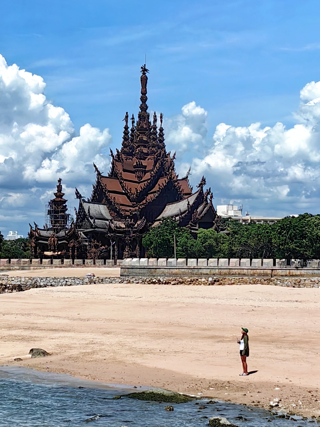 Pattaya-30 fun experiences in Pattaya, see the clear water and feed the fish on Larn Island