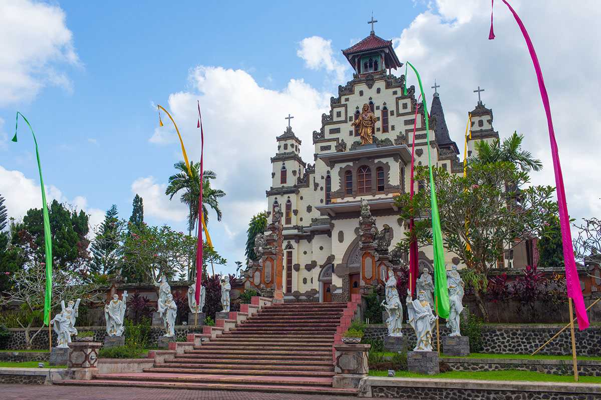 Bali-It's time to travel to Bali! 🐍Visit the amazing churches in Indonesia this Christmas!