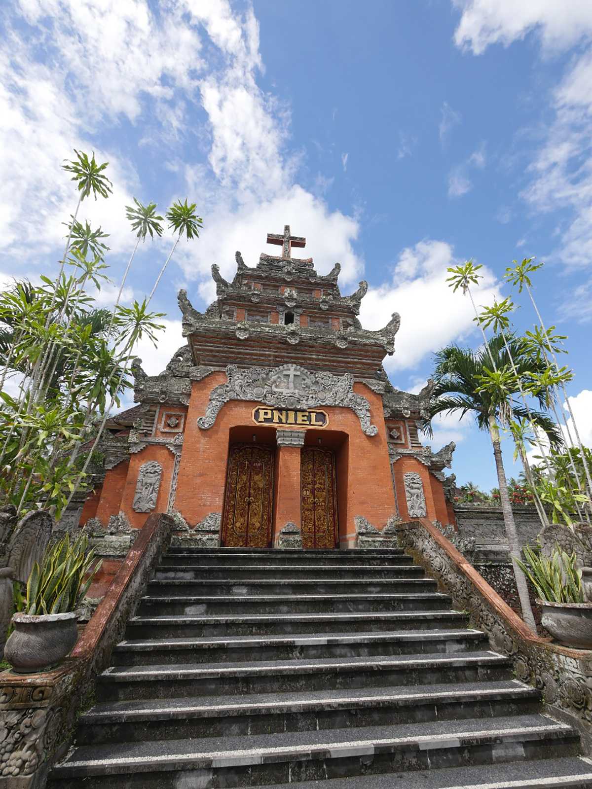 Bali-It's time to travel to Bali! 🐍Visit the amazing churches in Indonesia this Christmas!