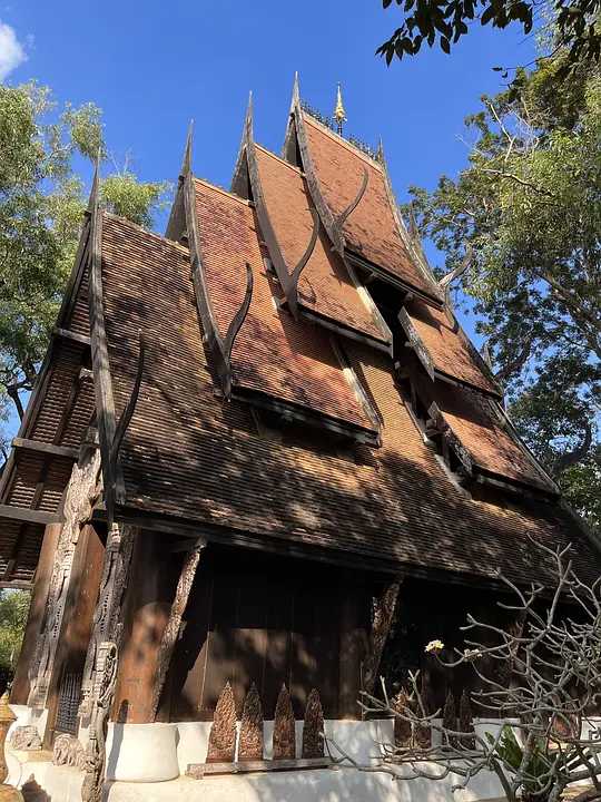 Chiang Mai-The magnificent Doi Suthep Temple and the green mountains and clear waters of Wat Phra That Phraya. Chiang Mai Travel Life