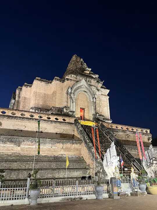 Chiang Mai-The magnificent Doi Suthep Temple and the green mountains and clear waters of Wat Phra That Phraya. Chiang Mai Travel Life