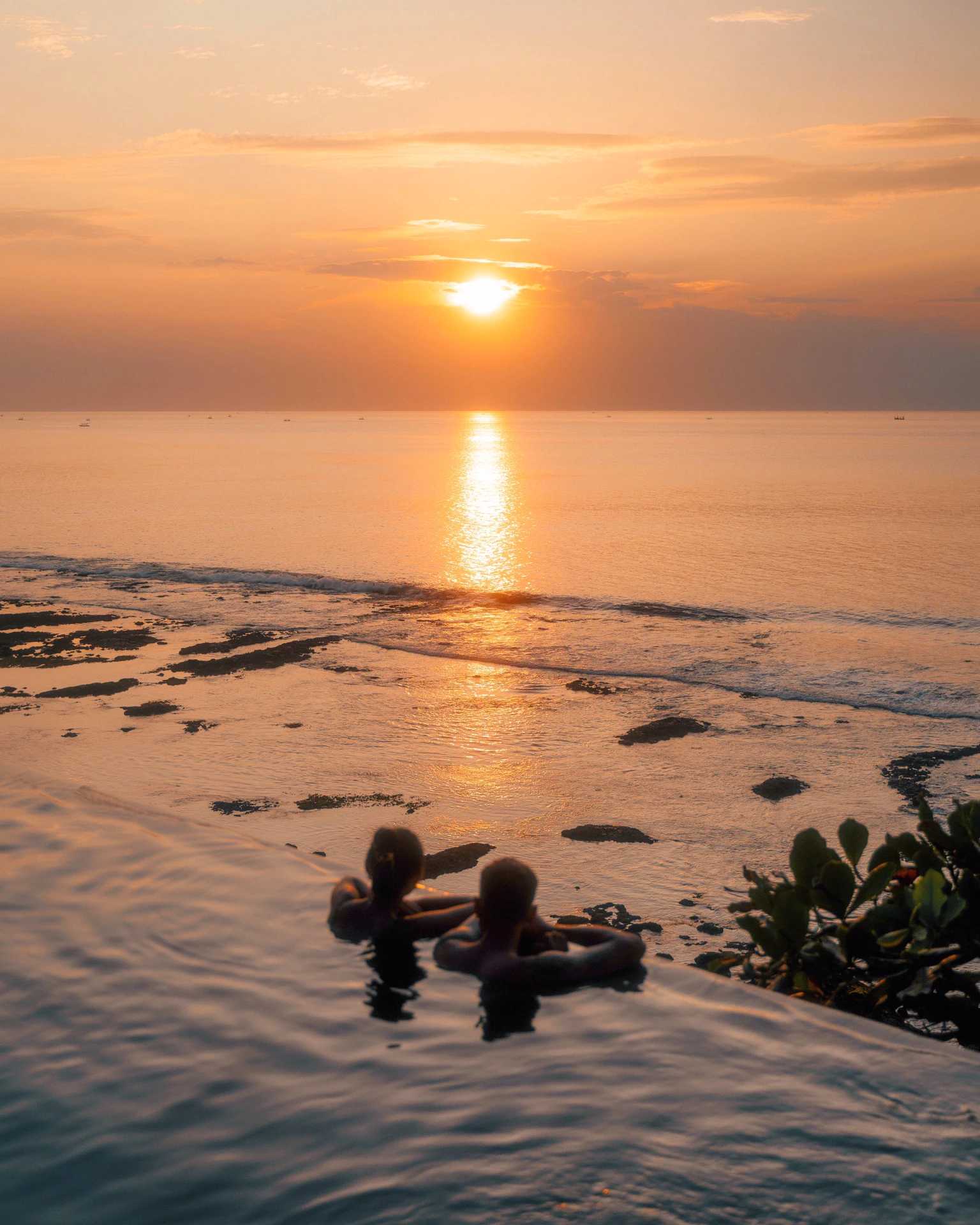 Bali-AYANA on the cliffs of Jimbaran Bay in Bali🚩 has the most beautiful sunset coastline