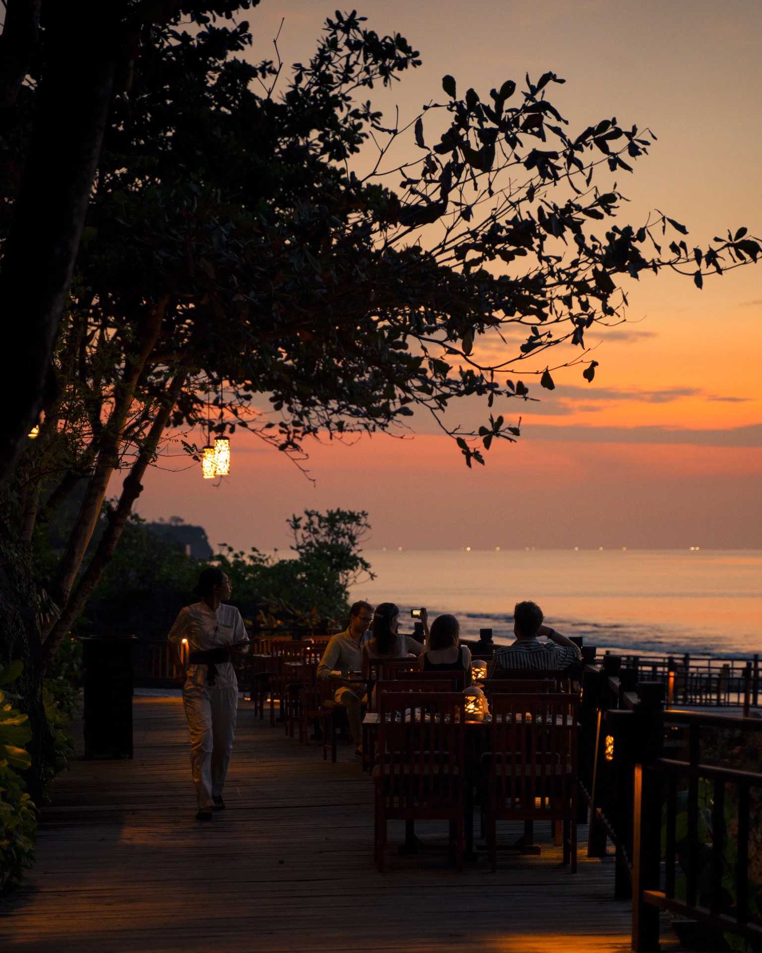 Bali-AYANA on the cliffs of Jimbaran Bay in Bali🚩 has the most beautiful sunset coastline