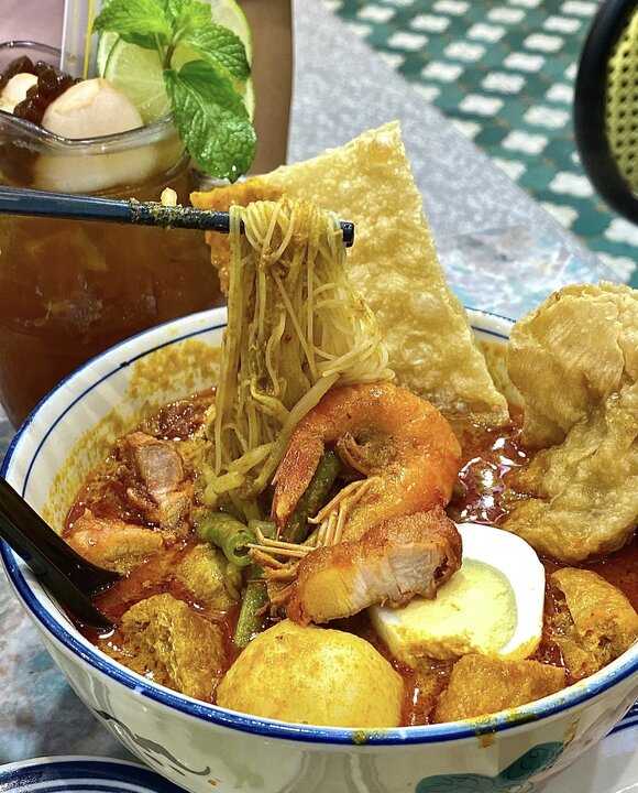 Singapore-Singapore Nanyang Island Seafood Restaurant, fried carrot cake and egg tarts are delicious