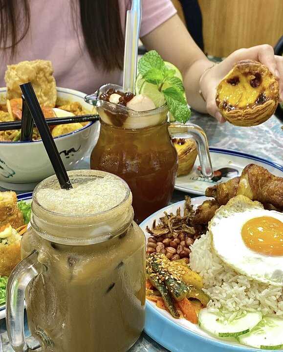 Singapore-Singapore Nanyang Island Seafood Restaurant, fried carrot cake and egg tarts are delicious