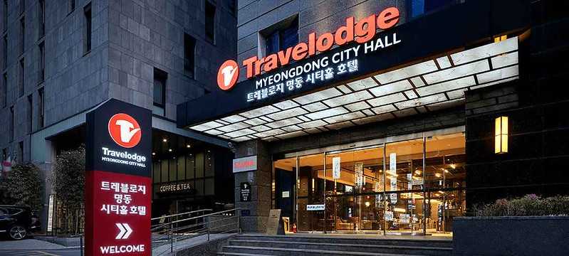 Seoul-Travelodge Myeongdong City Hall, the alley next to it is Bukchang-dong Food Street