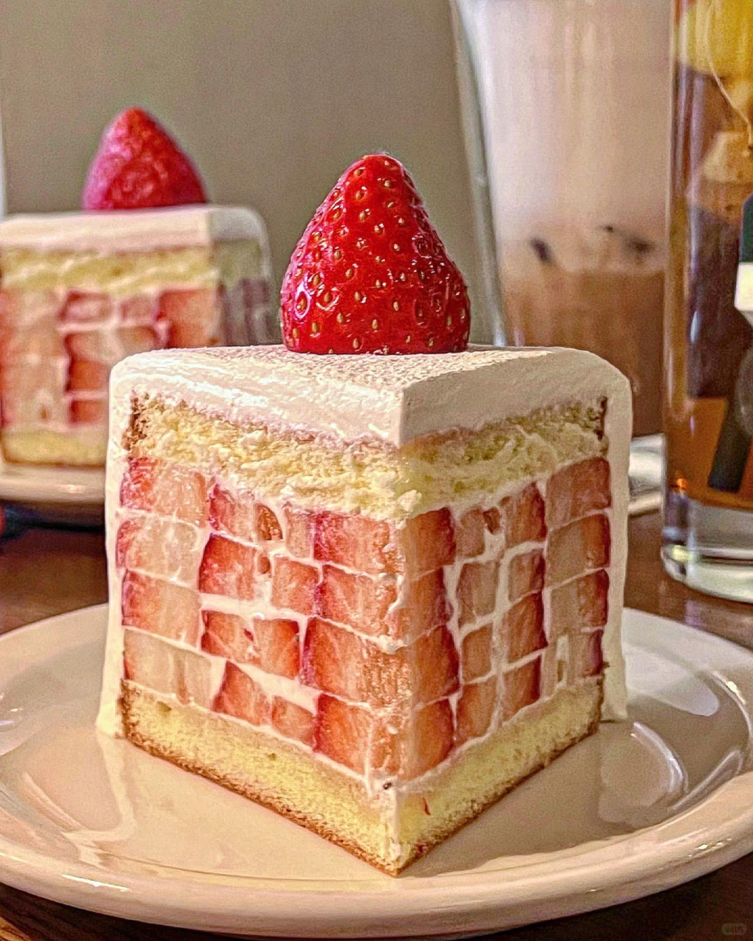 Seoul-커피브론즈 Cafe🍰, the best strawberry cake in Seoul, located near Gyeongbokgung Palace