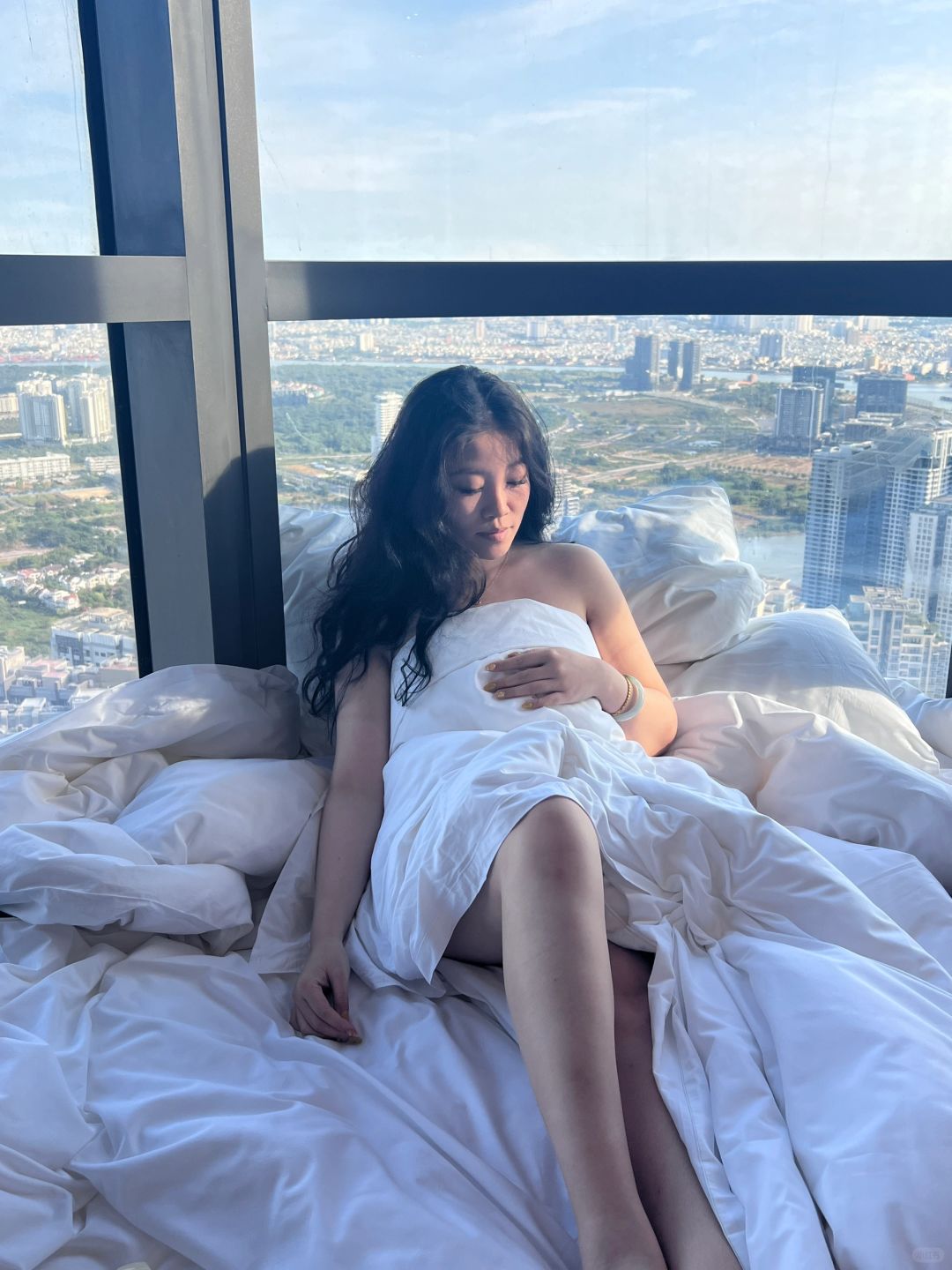 Ho Chi Minh-Vinpearl Landmark81 Autograph Hotel, the hotel's glass rooms are filled with sunlight