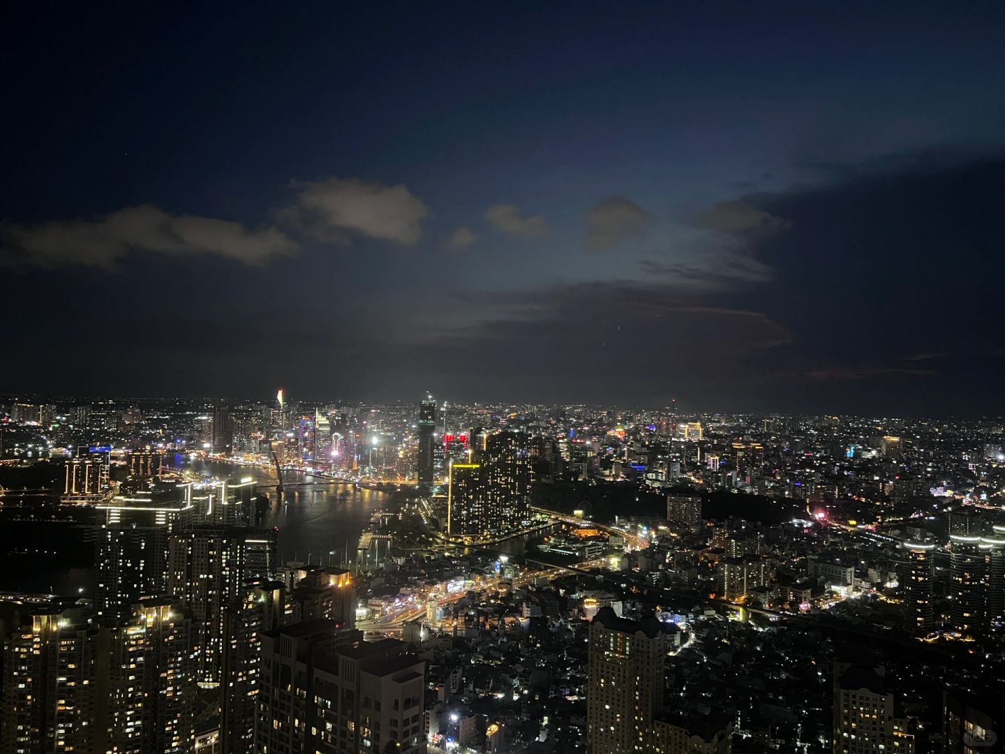 Ho Chi Minh-Vinpearl Landmark81 Autograph Hotel, the hotel's glass rooms are filled with sunlight