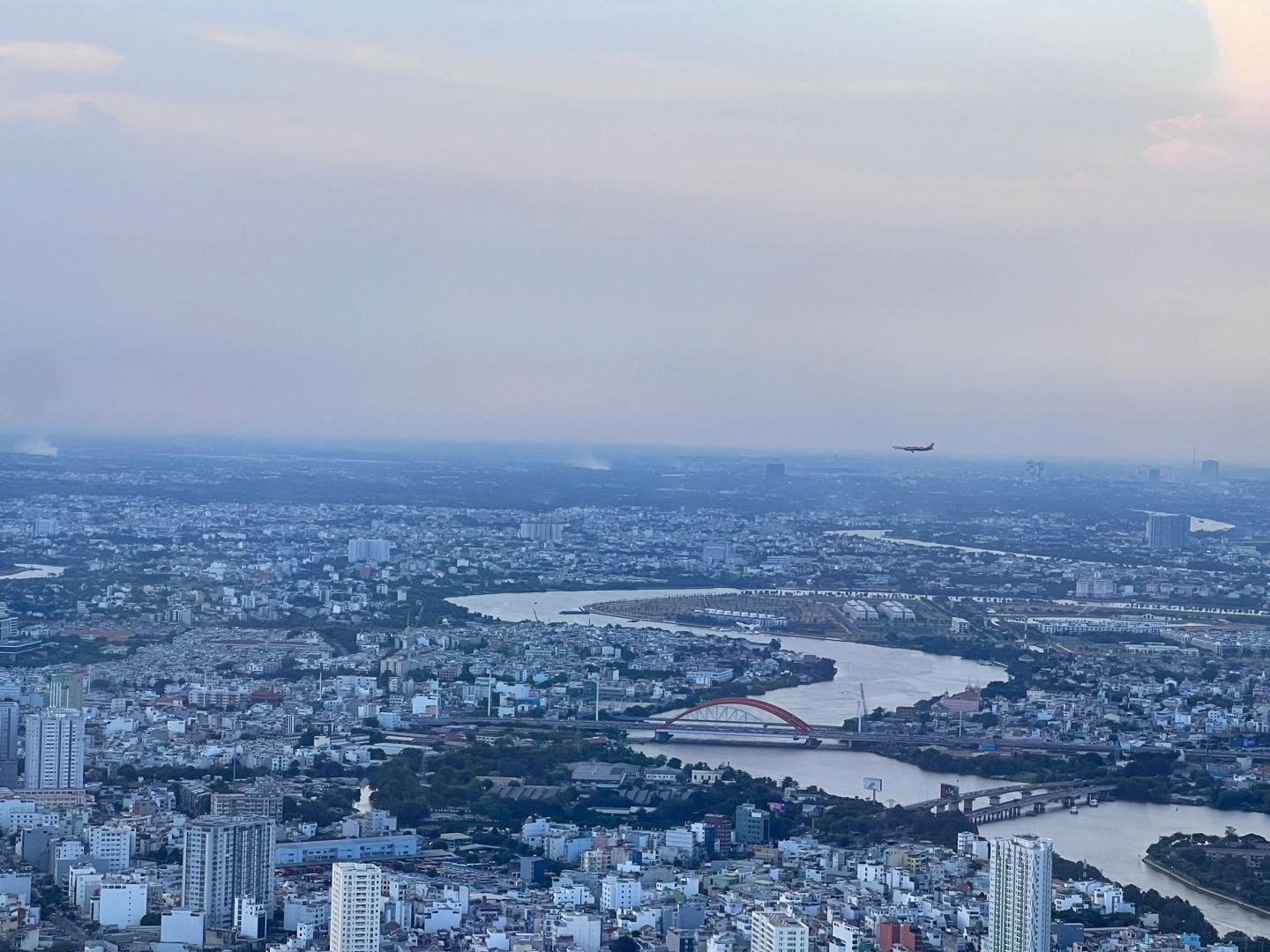 Ho Chi Minh-Vinpearl Landmark81 Autograph Hotel, the hotel's glass rooms are filled with sunlight