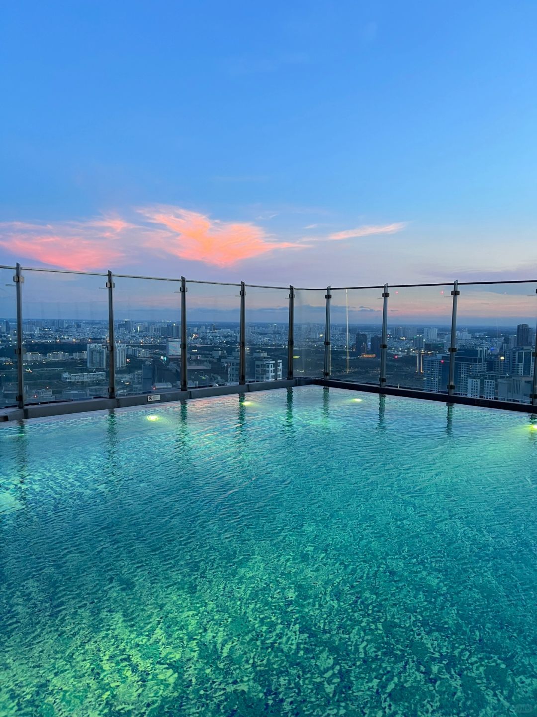 Ho Chi Minh-Vinpearl Landmark81 Autograph Hotel, the hotel's glass rooms are filled with sunlight