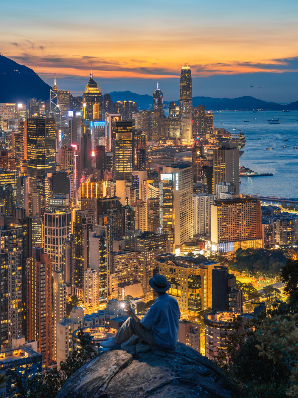 Hong kong-Enjoy the splendid night view of the city from the top of Braemar Hill in Hong Kong