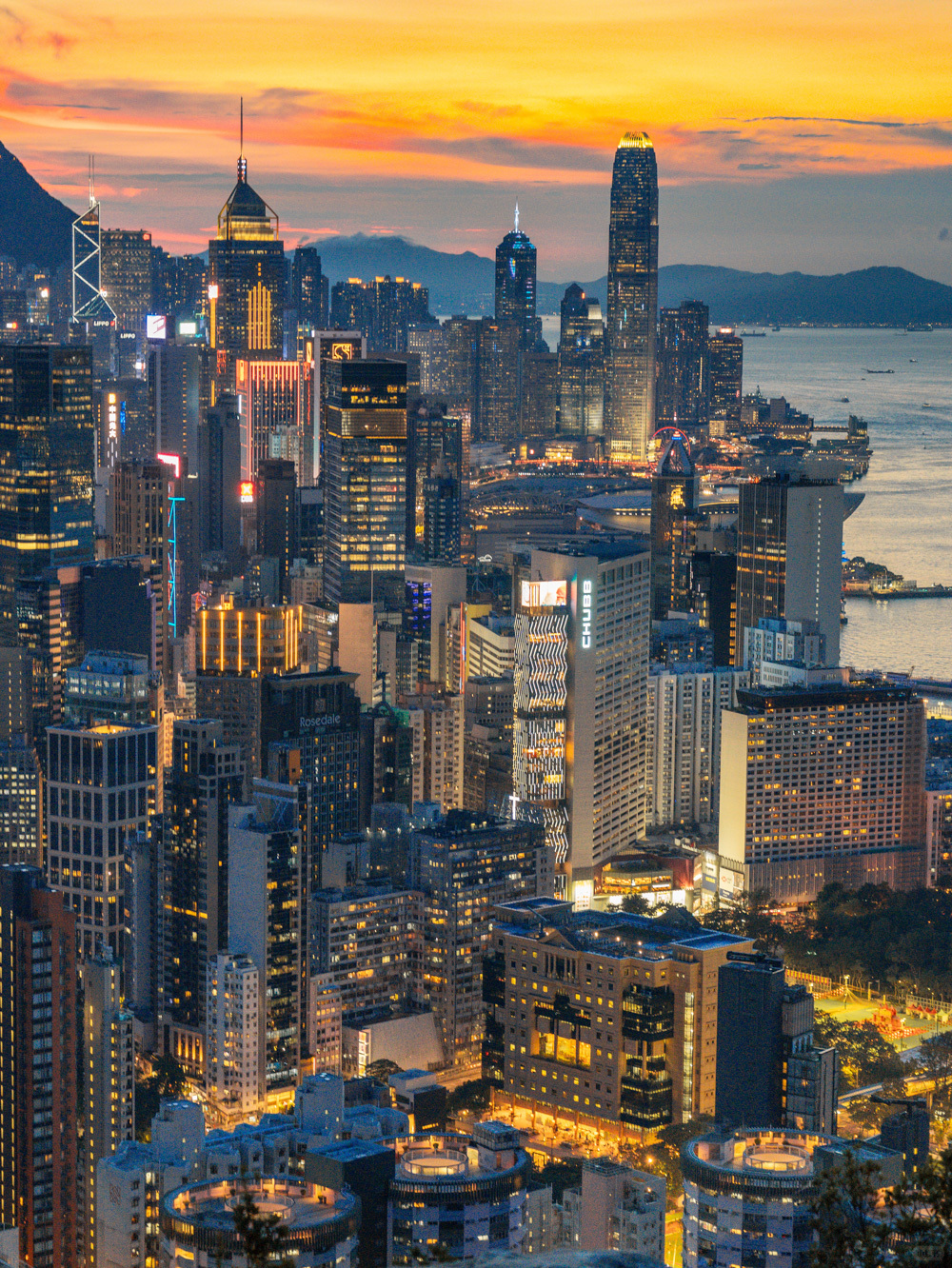 Hong kong-Enjoy the splendid night view of the city from the top of Braemar Hill in Hong Kong