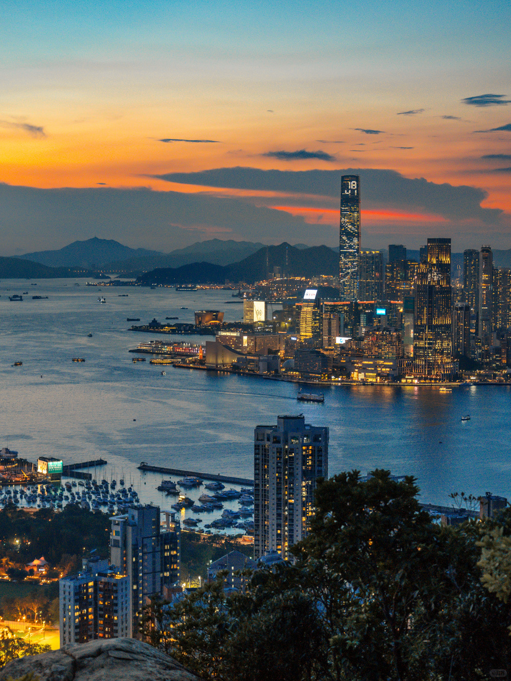 Hong kong-Enjoy the splendid night view of the city from the top of Braemar Hill in Hong Kong