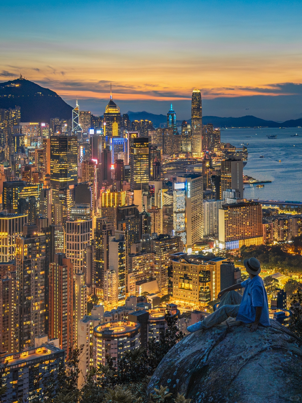 Hong kong-Enjoy the splendid night view of the city from the top of Braemar Hill in Hong Kong