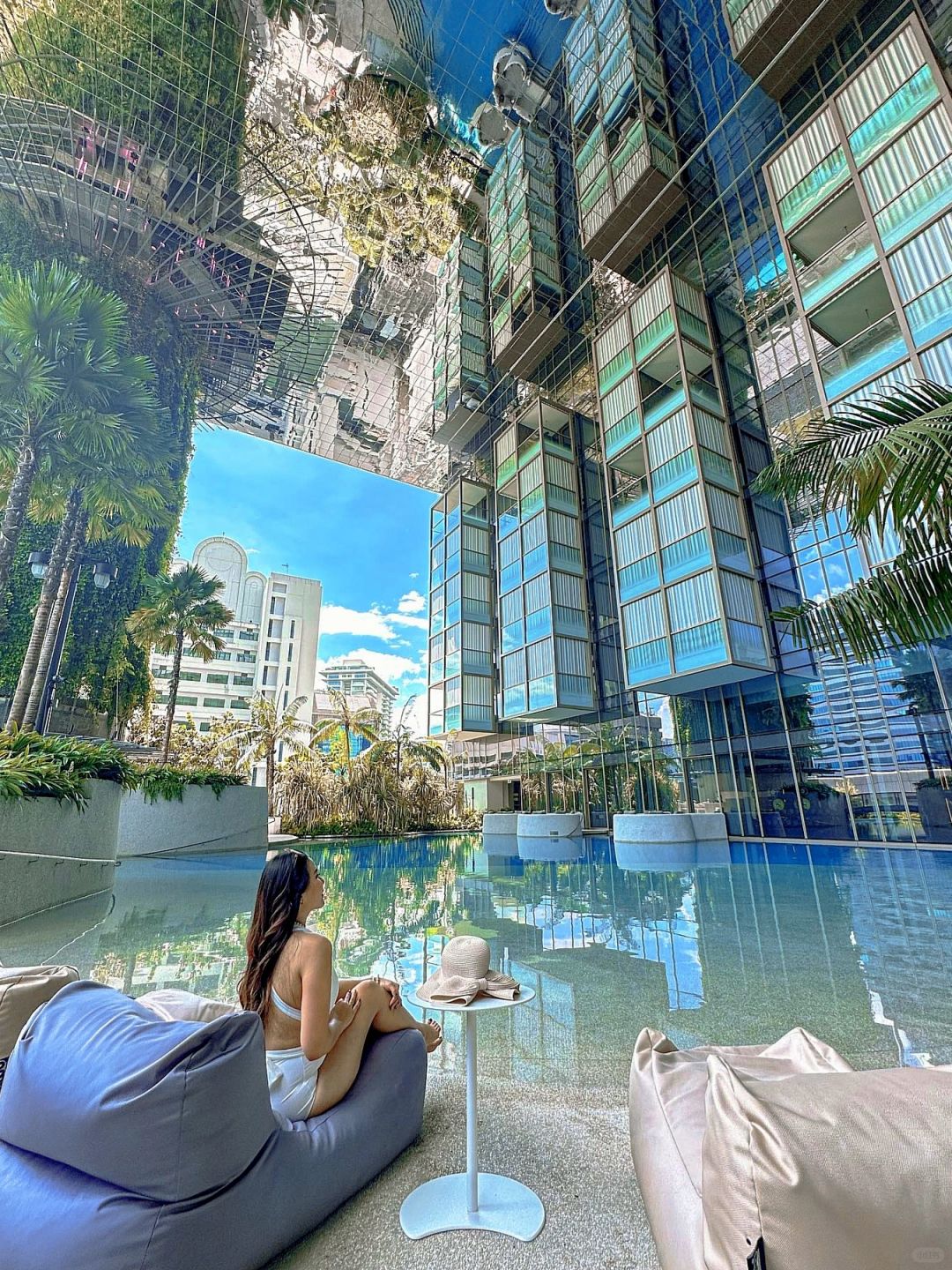 Singapore-Orchard Pan Pacific Hotel, the outdoor swimming pool is like a playground in the forest