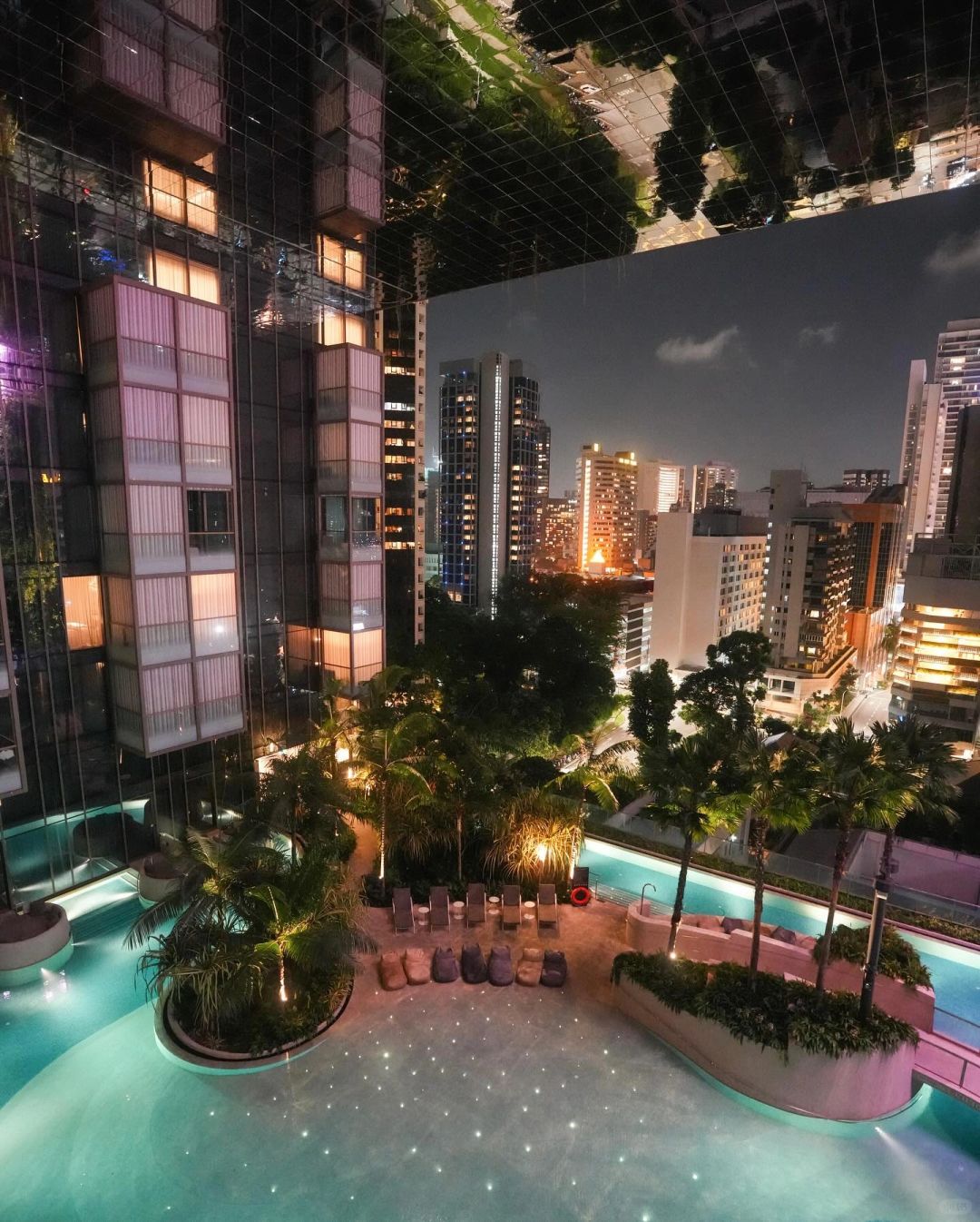 Singapore-Orchard Pan Pacific Hotel, the outdoor swimming pool is like a playground in the forest