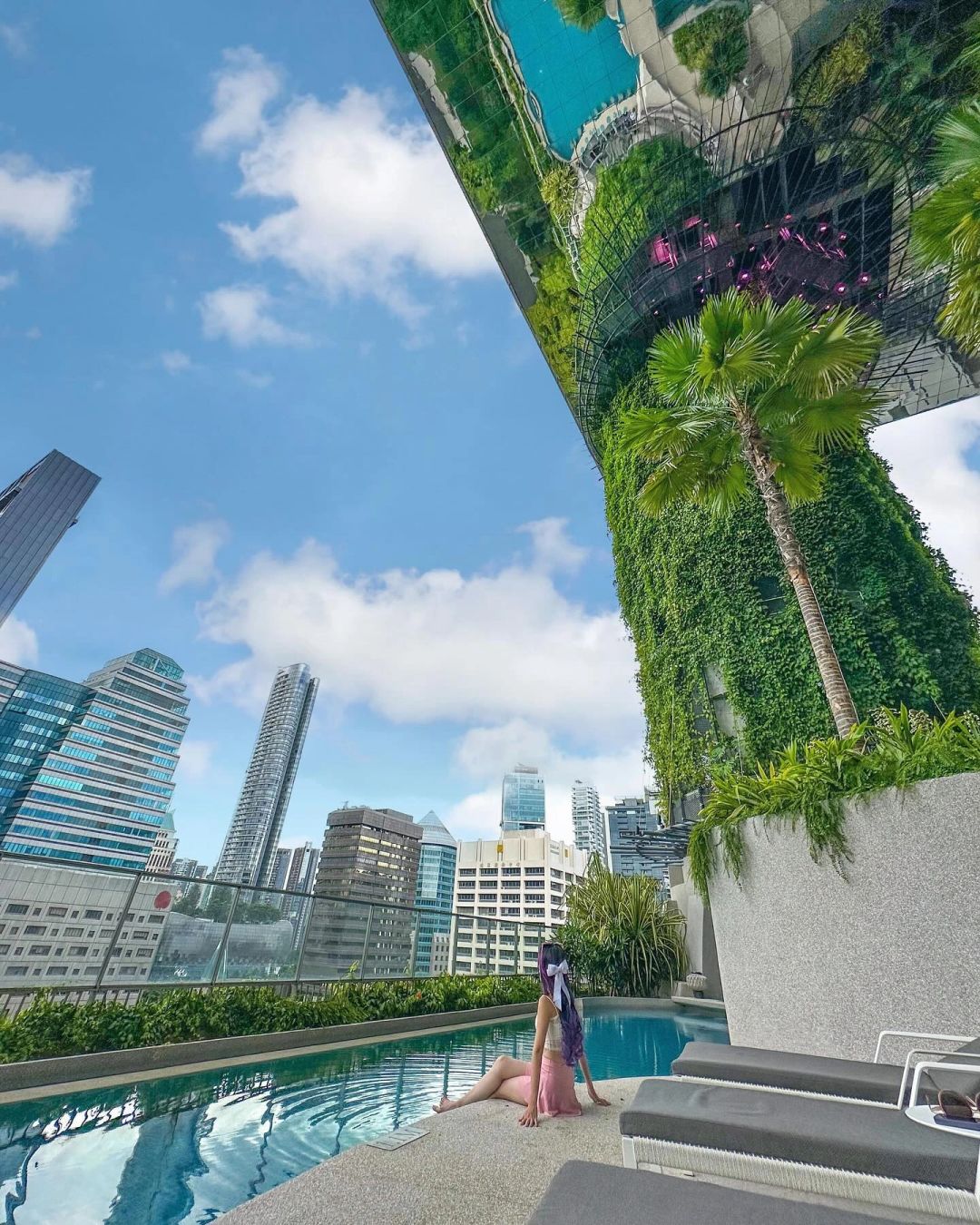 Singapore-Orchard Pan Pacific Hotel, the outdoor swimming pool is like a playground in the forest