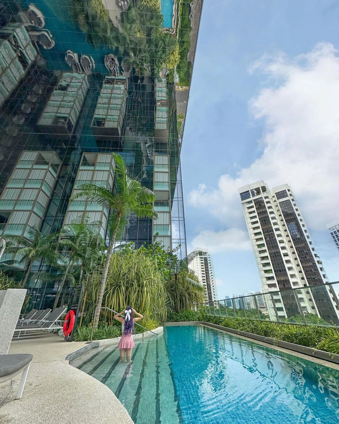 Singapore-Orchard Pan Pacific Hotel, the outdoor swimming pool is like a playground in the forest