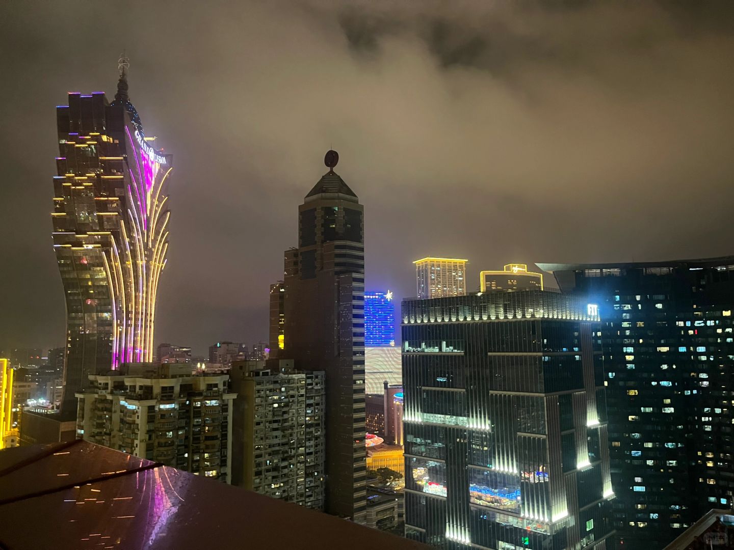 Macao-SKY21 stays in one of the hottest bars in Macau, with a stunning outdoor bar at night