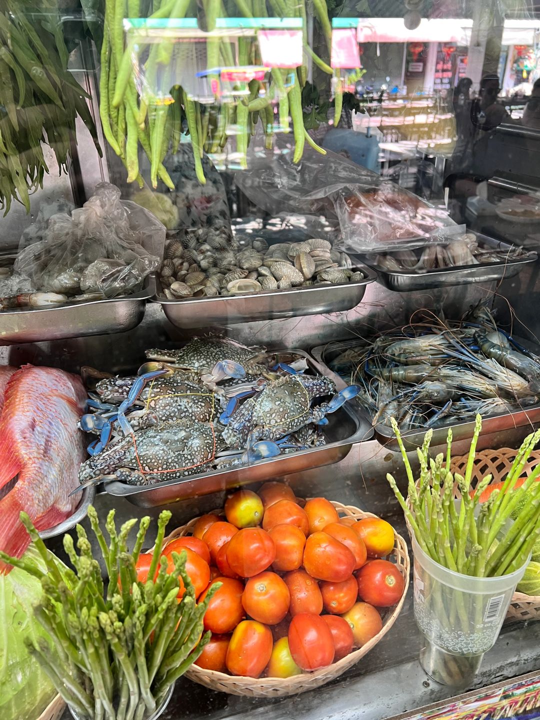 Pattaya-TAAN FOOD&DRINK, a seafood food stall in Pattaya, free watermelon and chewing gum