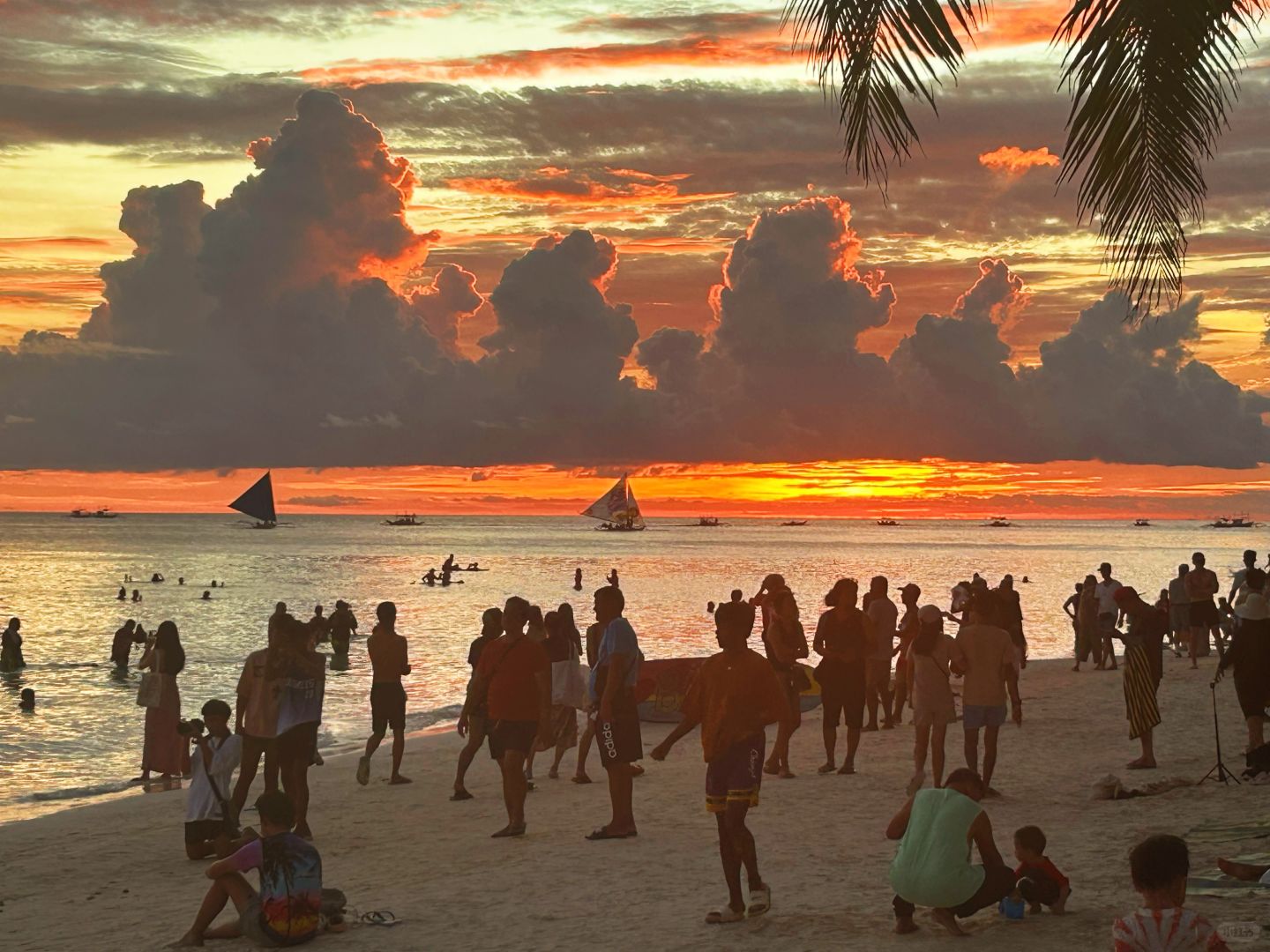 Boracay-Boracay travel guide. Hotels, travel, island hopping, water entertainment and spa massage