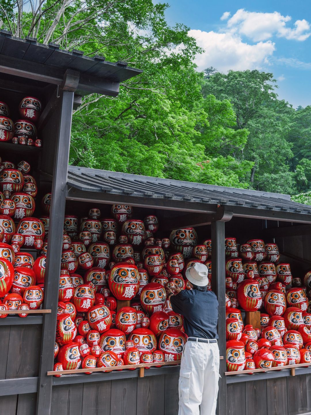 Osaka-Katsuoji Temple in Osaka, where there are countless Darumas everywhere in the temple