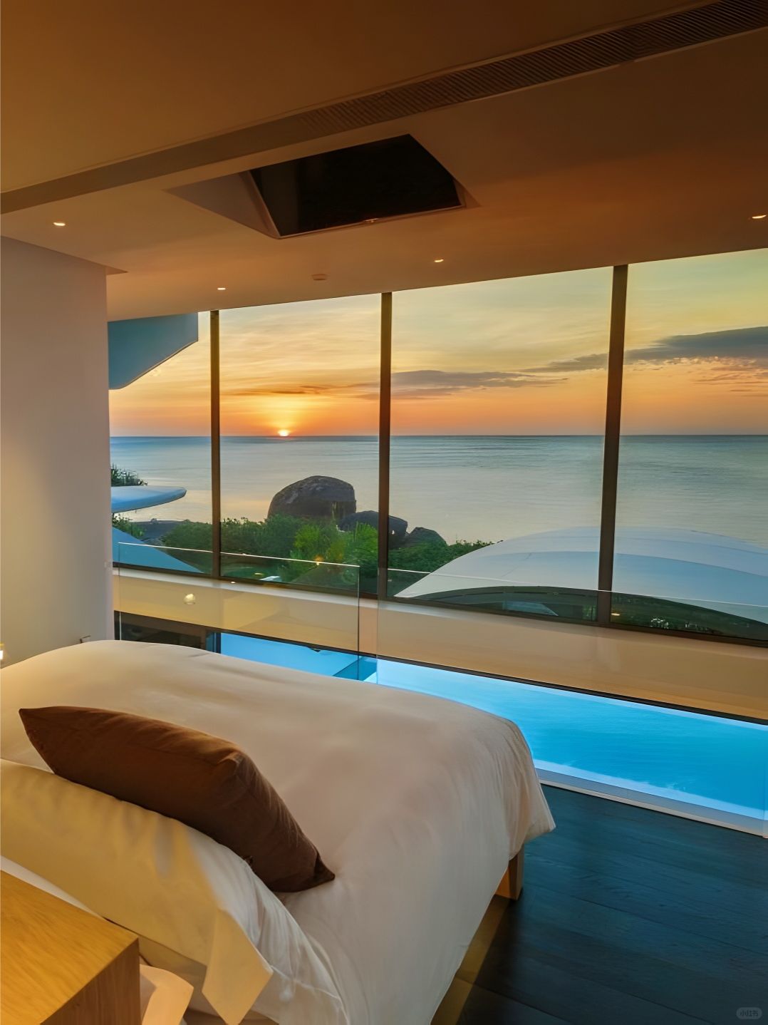 Phuket-Kata Rocks Resort Hotel, a modern bedroom with a terrace with a private infinity pool