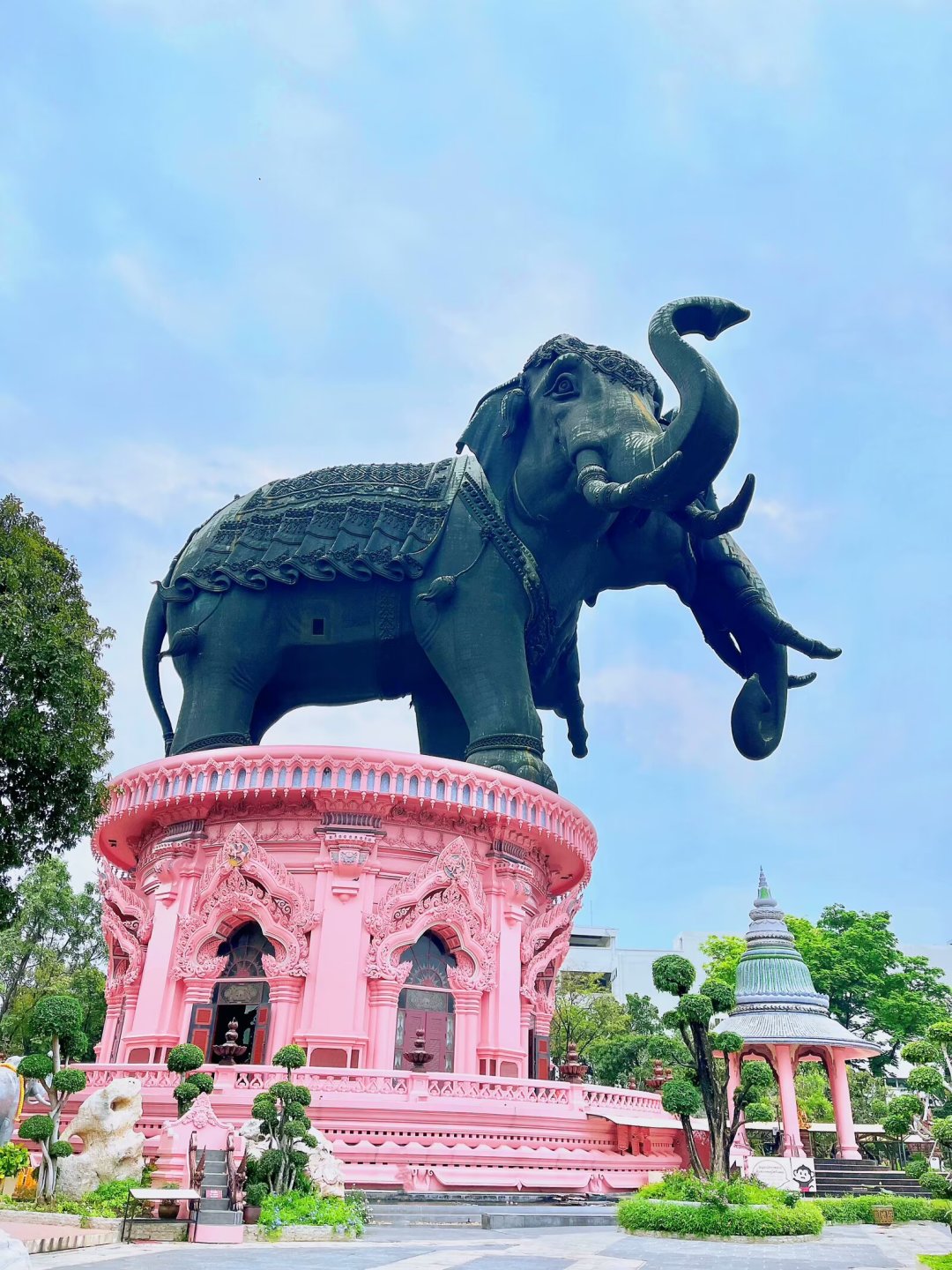 Bangkok-The Erawan Three-Headed Elephant Museum in Bangkok?, an elephant carved from pure copper