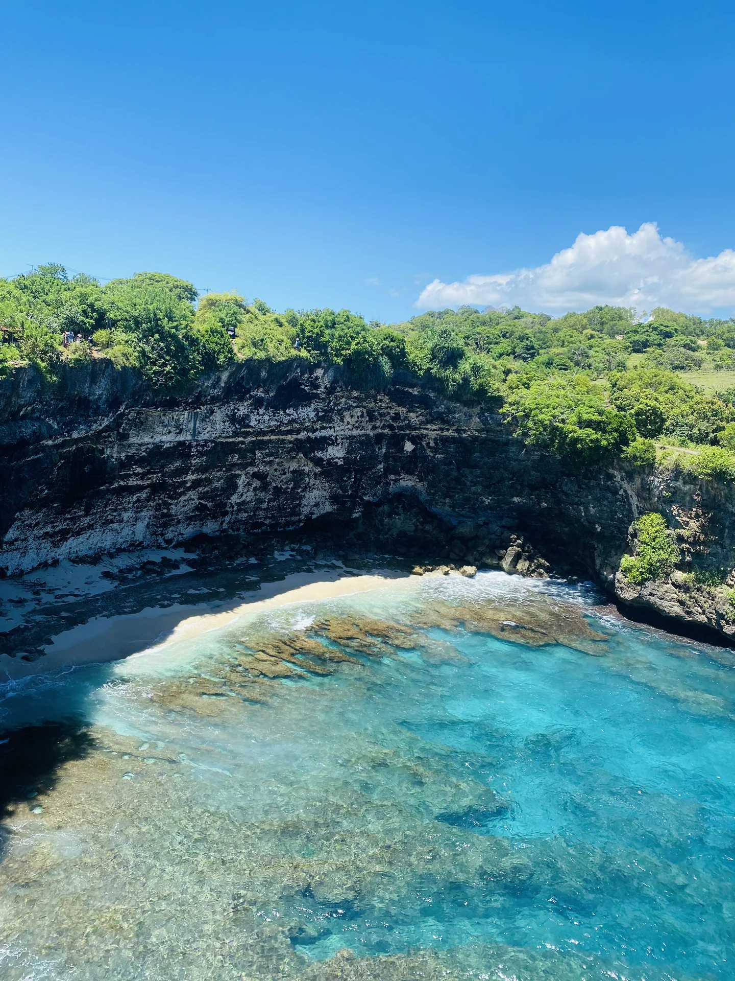 Bali-Travel to Sanur Island in Bali, where the Fairy Cliff is located and the scenery is very beautiful.