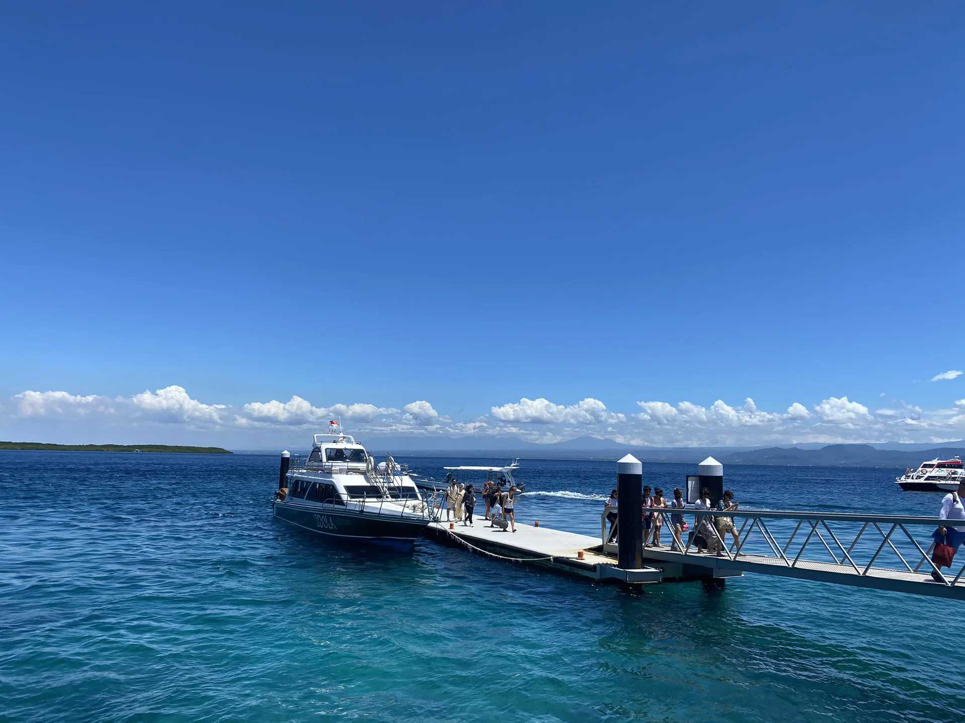 Bali-Travel to Sanur Island in Bali, where the Fairy Cliff is located and the scenery is very beautiful.