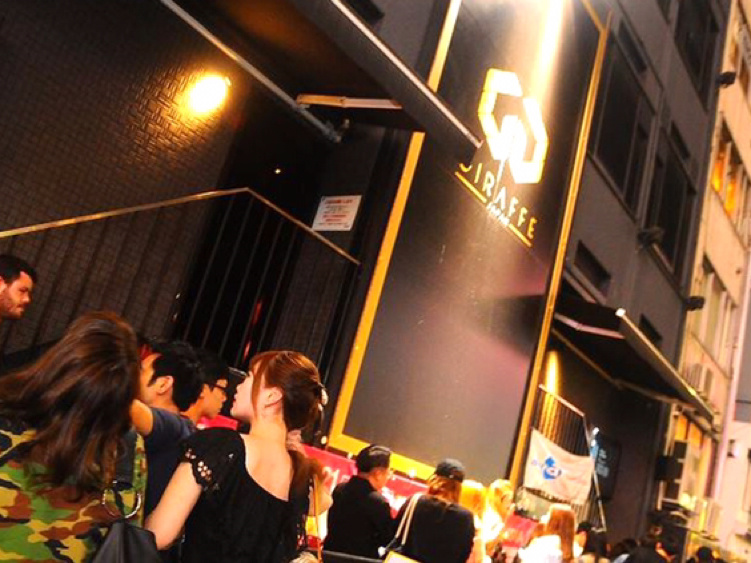 Osaka-Giraffe Nightclub in Osaka, Japan, has stunning decorations and a wide variety of music