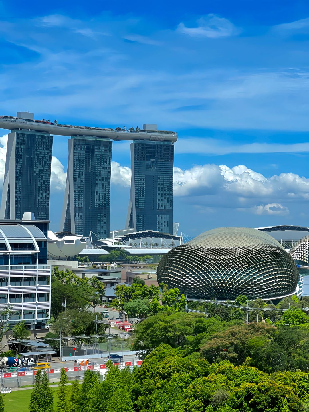 Singapore-Fairmont Singapore Hotel, downstairs is Raffles Square, 5 minutes walk to the Esplanade