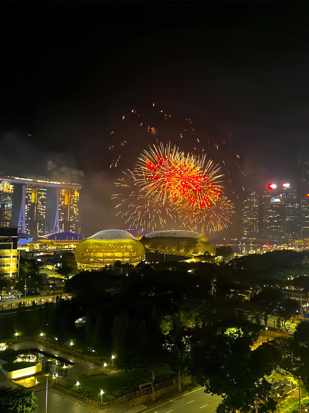 Singapore-Fairmont Singapore Hotel, downstairs is Raffles Square, 5 minutes walk to the Esplanade