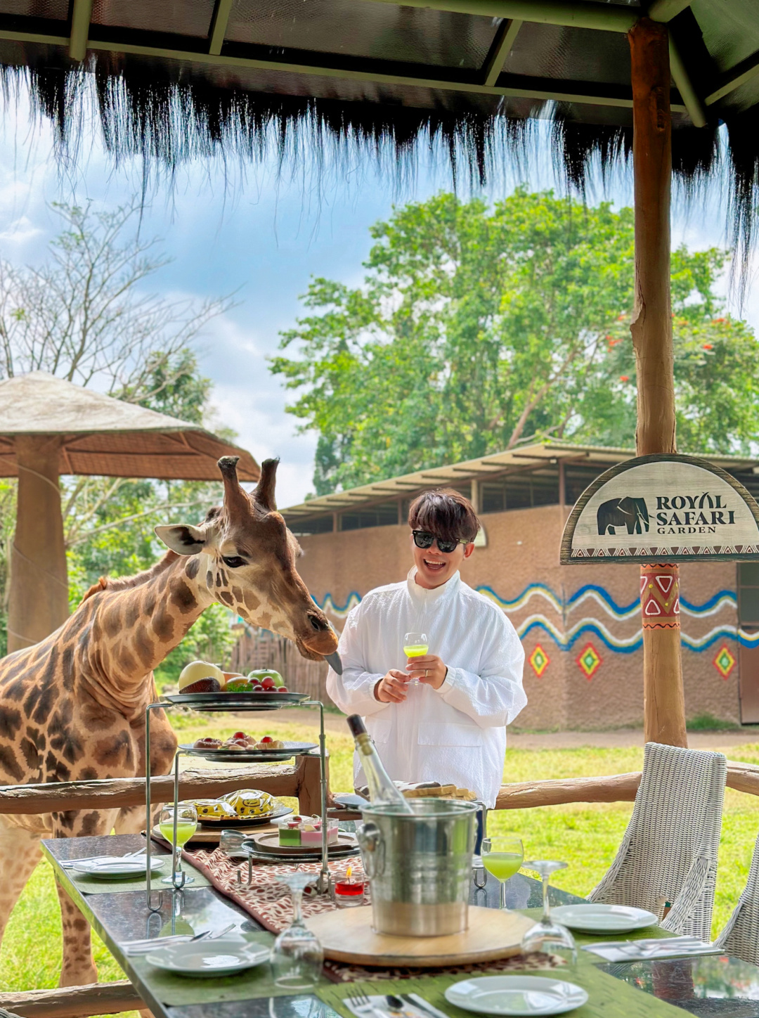 Jakarta-Dine With Giraffe in Jakarta, Indonesia, 👏🏻share a dreamy afternoon tea with giraffes