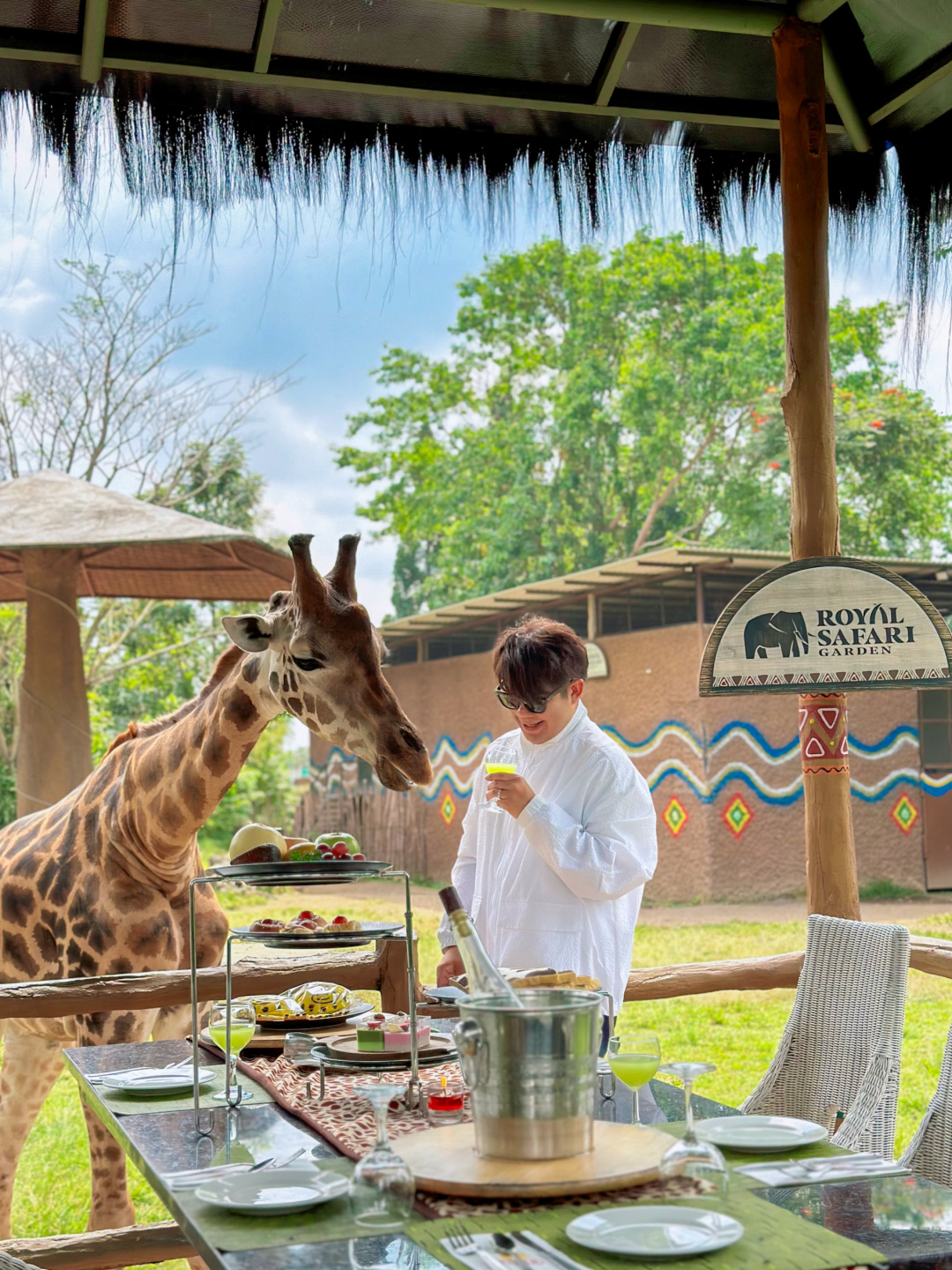 Jakarta-Dine With Giraffe in Jakarta, Indonesia, 👏🏻share a dreamy afternoon tea with giraffes