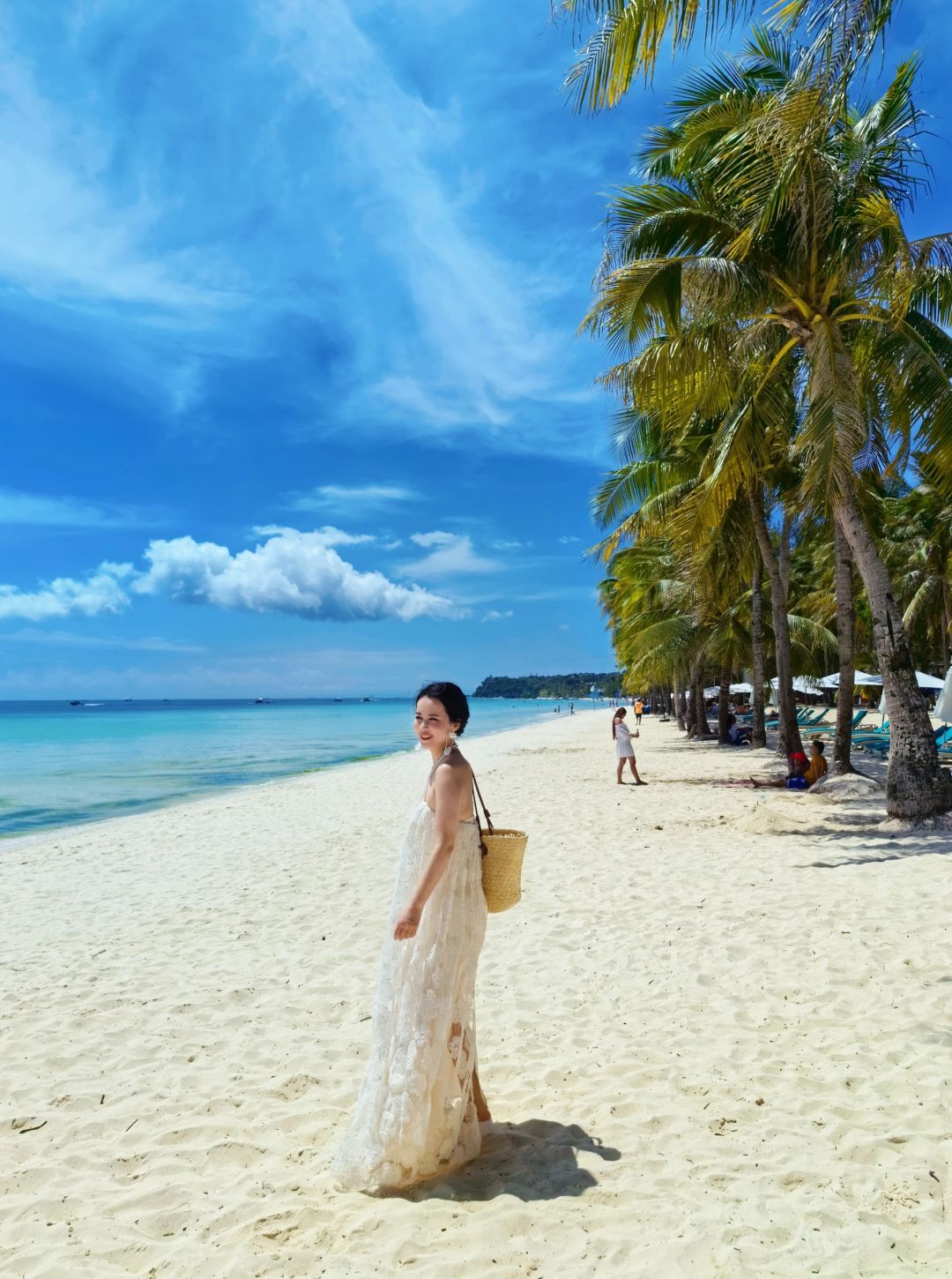 Boracay-Boracay Diniwid Beach, take pictures of cliffs and white sand beaches as a souvenir of your trip