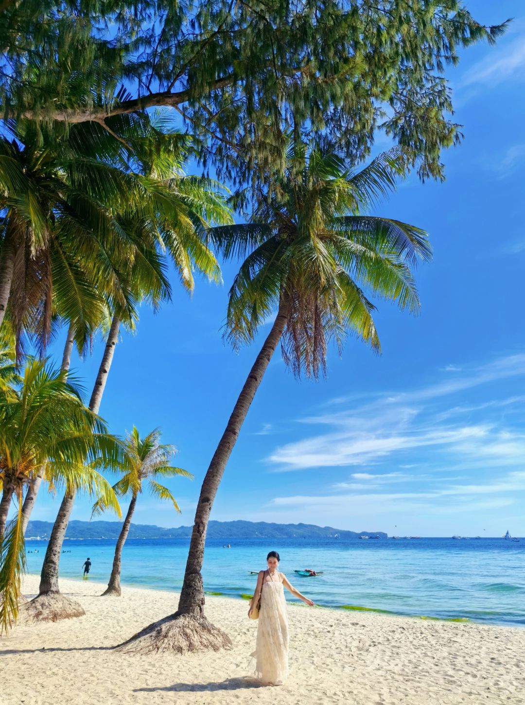 Boracay-Boracay Diniwid Beach, take pictures of cliffs and white sand beaches as a souvenir of your trip