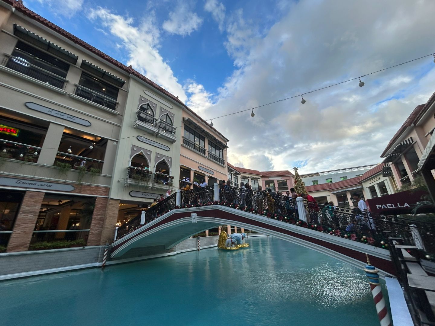 Manila/Luzon-BGC Venice Water City in Manila, Philippines, a shopping mall where you can take a boat tour