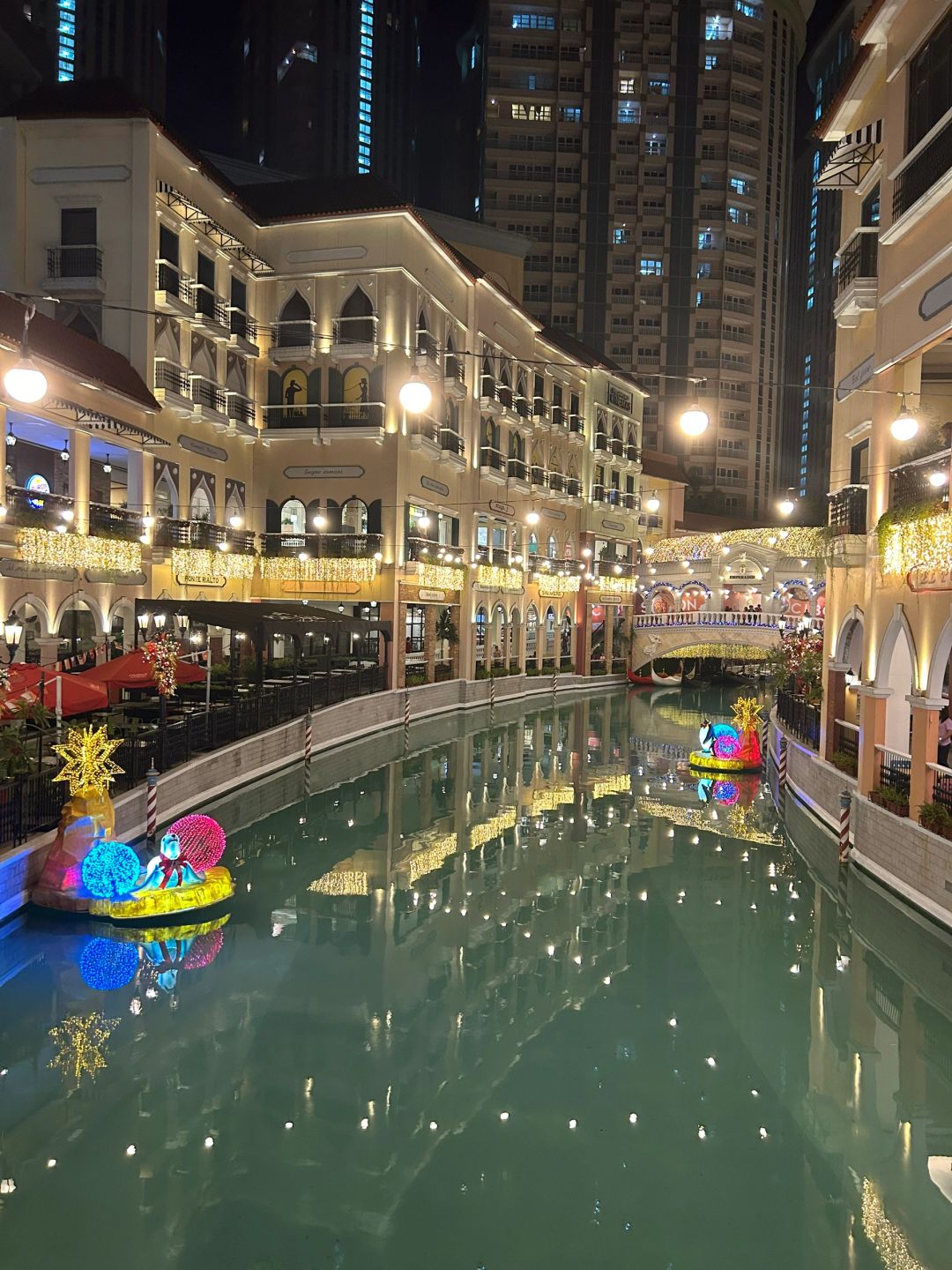 Manila/Luzon-BGC Venice Water City in Manila, Philippines, a shopping mall where you can take a boat tour