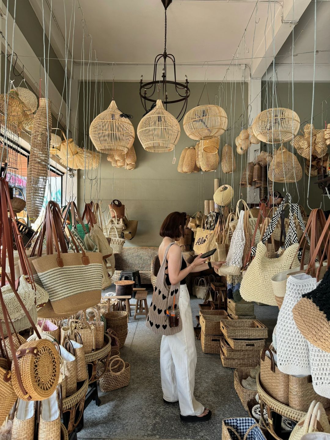 Chiang Mai-Shopping at Chiang Mai Weekend Market, buying cotton and linen clothes and triangle bags