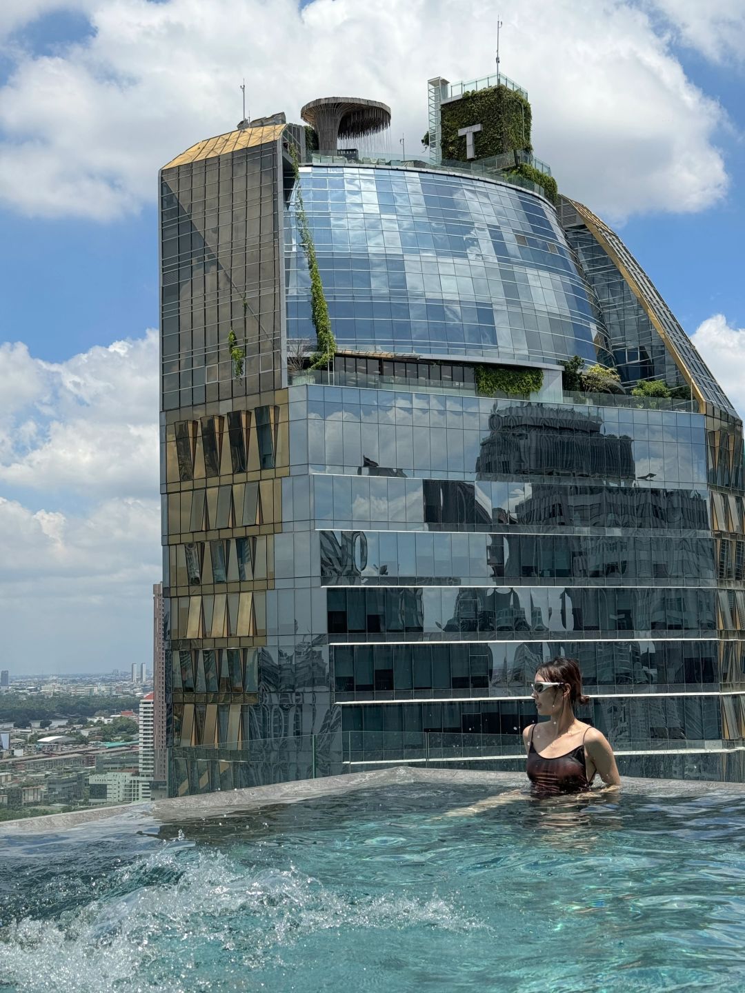 Bangkok-InterContinental Bangkok Sukhumvit, Byredo supplies, 32-story infinity pool and rooftop bar