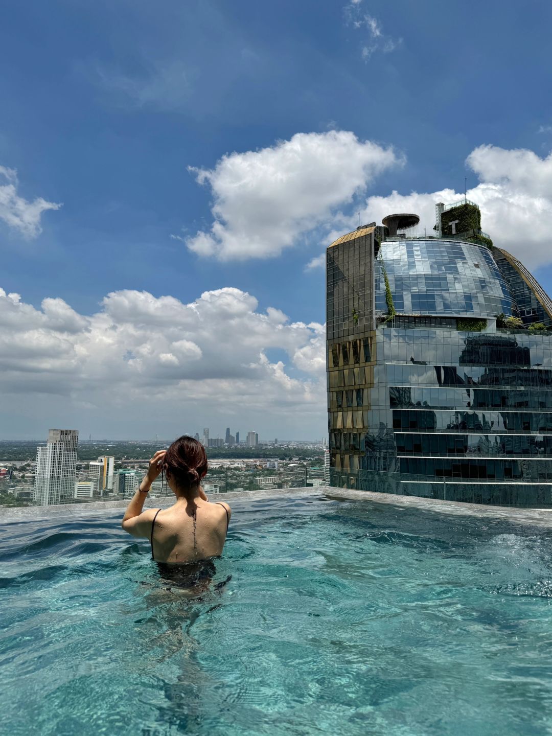 Bangkok-InterContinental Bangkok Sukhumvit, Byredo supplies, 32-story infinity pool and rooftop bar