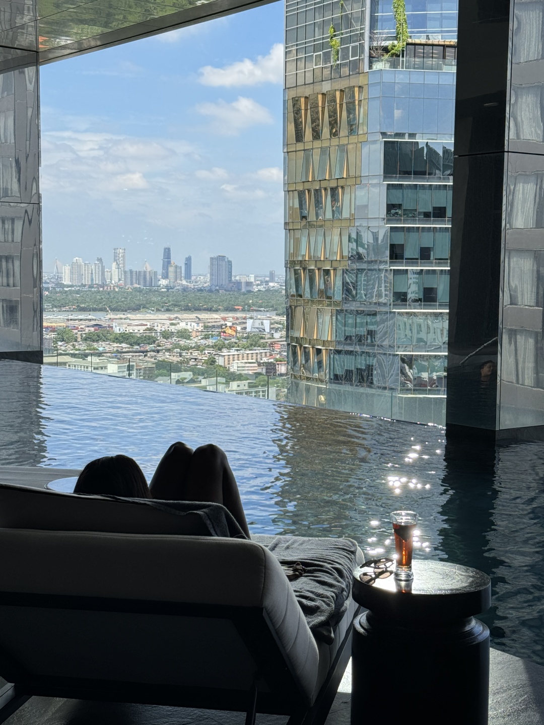 Bangkok-InterContinental Bangkok Sukhumvit, Byredo supplies, 32-story infinity pool and rooftop bar