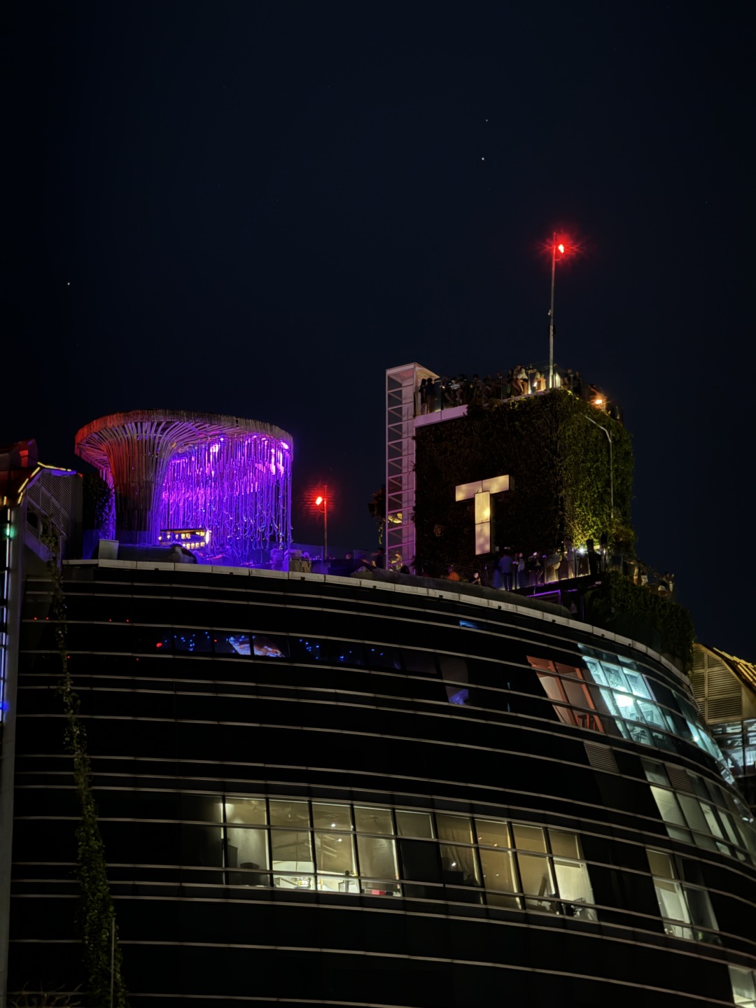 Bangkok-InterContinental Bangkok Sukhumvit, Byredo supplies, 32-story infinity pool and rooftop bar