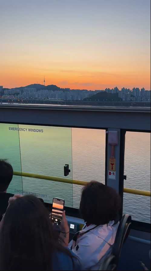 Seoul-Seoul Sunset Flyer🌅, the Han River in the sunset and the Seoul Tower in the distance